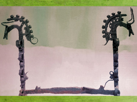 D'après un chenêt en fer forgé, têtes de chevaux, Ier siècle avjc, art Celte, La Tène, deuxième âge du Fer. (Marsailly/Blogostelle)