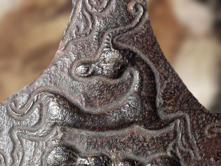 D'après un fourreau d'épée celtique, fer forgé, détail des animaux stylisés, IIIe-Ier siècle avjc, Neuchâtel, art Celte, La Tène, deuxième âge du Fer. (Marsailly/Blogostelle)