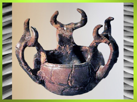 D'après une poterie, anses à motifs de cornes de bovidés, terre cuite, période de Hallstatt, art celte, premier âge du Fer. (Marsailly/Blogostelle)