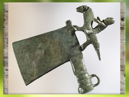 D'après une hache et cavalier, bronze, civilisation de Hallstatt, Autriche,  art Celte, premier âge du Fer. (Marsailly/Blogostelle)