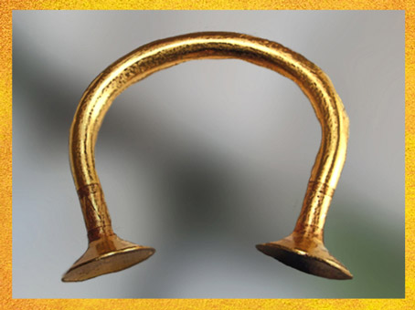 D'après un bracelet-lingot, or, vers Xe-IXe siècle avjc, Irlande, fin de l'âge du Bronze. (Marsailly/Blogostelle)