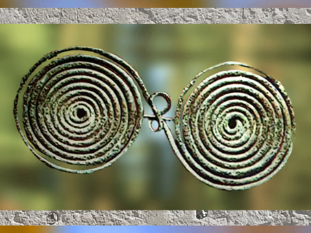 D'après une fibule en bronze, civilisation de Hallstatt, art Celte, premier âge du Fer. (Marsailly/Blogostelle)