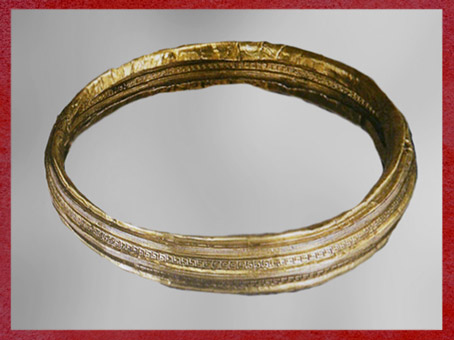 D'après un bijou en or, motifs géométriques, vers VIe siècle avjc, art Celte, style de Hallstatt, premier âge du fer. (Marsailly/Blogostelle)