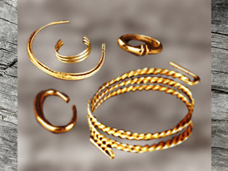 D'après des bijoux en or, vers 800 avjc, Saint- Romain-de-Jalionas, Rhône-Alpes et Saint- Brieuc, Bretagne, France, art celte, période de Hallstatt, premier âge du Fer. (Marsailly/Blogostelle)