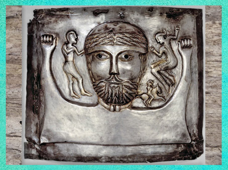 D'après un dieu, duo, et cavalier, chaudron de Gundestrup, métal or et argent, Ier siècle avjc, Danemark, art Celte, âge du Fer. (Marsailly/Blogostelle)