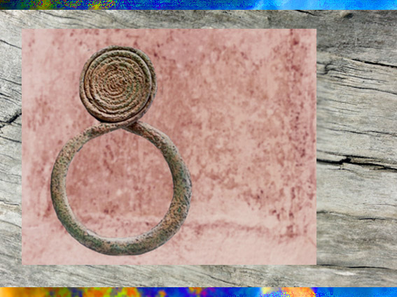 D'après un tour de cou à spirale, qui évoque aussi le serpent, métal, Mali, art Africain. (Marsailly/Blogostelle)