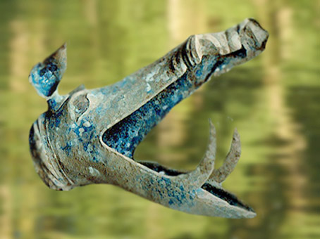 D'après une tête de sanglier, bronze moulé, élément de carnyx, trompette de guerre gauloise, Limousin, France. La Tène, Gaule celtique. (Marsailly/Blogostelle)