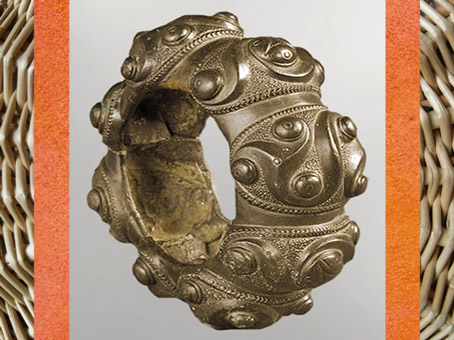 D'après un bracelet, motifs de triskèles, bronze, IIIe siècle avjc, Tarn, France, âge du Fer, La Tène, Gaule celtique. (Marsailly/Blogostelle)