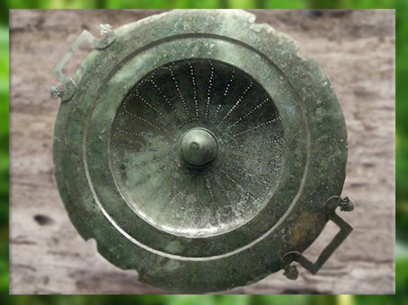 D'après le couvercle-passoire du cratère, bronze, tombe celte de Vix, Ve siècle avjc, Bourgogne, fin Hallstatt-La Tène, âge du Fer. (Marsailly/Blogostelle)