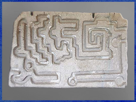 D’après une dalle sculptée, labyrinthe, sanctuaire de Tlaloc, temple de Malinalco, période Aztèque ou antérieure, Mexique, art précolombien. (Marsailly/Blogostelle) 