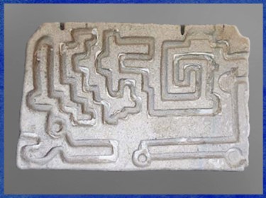 D’après une dalle sculptée, labyrinthe, sanctuaire de Tlaloc, temple de Malinalco, période Aztèque ou antérieure, Mexique, art précolombien. (Marsailly/Blogostelle)