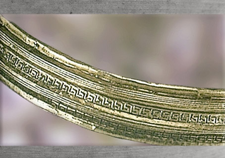 D'après le détail d'un torque en or, style de Hallstatt, premier âge du fer. (Marsailly/Blogostelle)