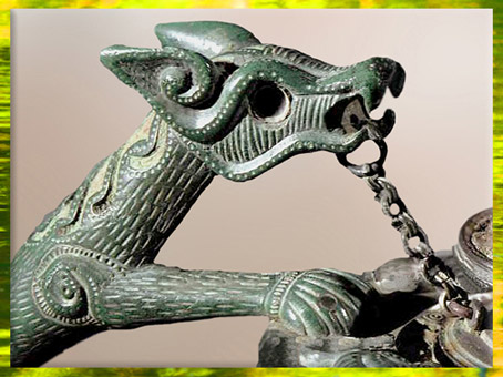 D'après un dragon, décor de cruche, bronze, corail et émail, IVe siècle avjc, tombe de Lower Yutz, Moselle, Gaule celtique, art Celte. (Marsailly/Blogostelle)