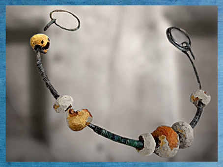 D'après un collier en perles d'ambre, Ier siècle apjc, La Tène, Gaule celtique, âge du Fer. (Marsailly/Blogostelle)