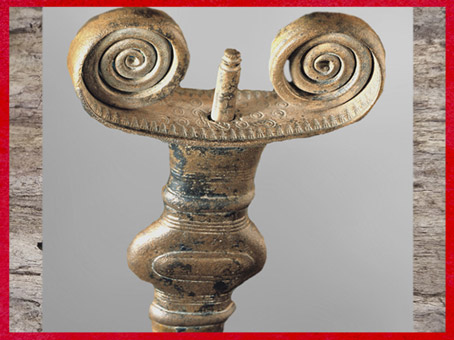 D'après une épée à antennes spiralées et motifs solaires, bronze moulé, Xe siècle avjc, fin âge du Bronze - début âge du Fer. (Marsailly/Blogostelle)