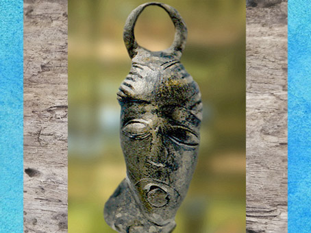 D'après un pendentif, masque anthropomorphe, bronze, tombe d'Orval, Manche, vers IIIe siècle avjc, La Tène, Gaule celtique, art Celte. (Marsailly/Blogostelle)