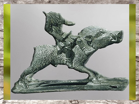 D'après une enseigne guerrière, sanglier et Diane Chasseresse, bronze, Ier siècle avjc-Ier siècle apjc, La Tène, Gaule celtique. (Marsailly/Blogostelle)