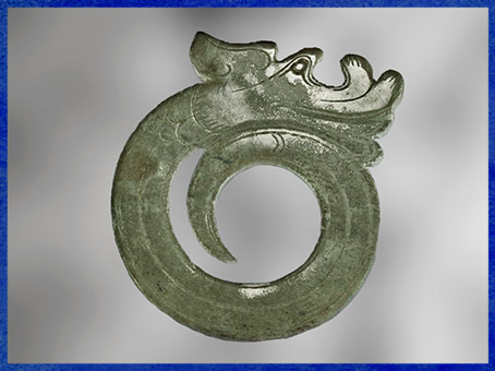 D’après une figurine de dragon enroulé, jade incisé, IIe-Ier siècle avjc, dynasties des Han de l'Ouest, Chine ancienne. (Marsailly/Blogostelle)