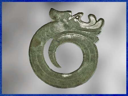 D’après une figurine de dragon enroulé, jade incisé, IIe-Ier siècle avjc, dynasties des Han de l'Ouest, Chine ancienne. (Marsailly/Blogostelle)