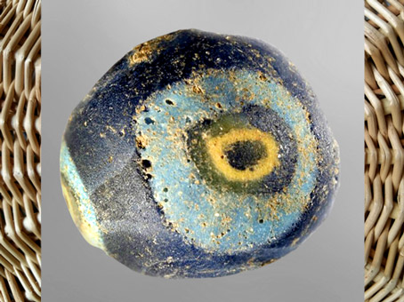 D'après une perle de verre à motifs colorés, Bibracte, Ier siècle avjc-Ier siècle apjc, La Tène, Gaule celtique. (Marsailly/Blogostelle)