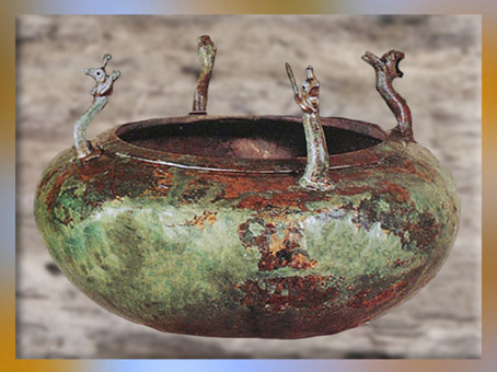 D'après un bassin aux griffons, bronze, tombe celte de la Dame de Vix, Bourgogne, Ve siècle avjc, fin Hallstatt-La Tène, âge du Fer. (Marsailly/Blogostelle)