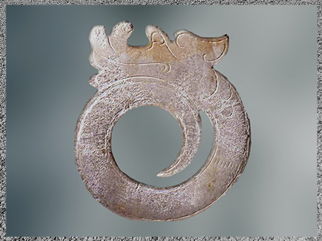 D’après une figurine de dragon enroulé, jade incisé, IIe-Ier siècle avjc, dynasties des Han de l'Ouest, Chine ancienne. (Marsailly/Blogostelle)