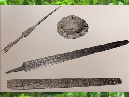 D'après une panoplie guerrière, épée et fourreau, pointe de lance et umbo (protubérance centrale d'un bouclier), fer, La Tène, Gaule celtique. (Marsailly/Blogostelle)