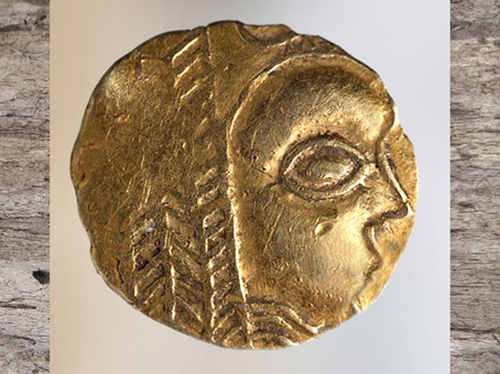 D'après un statère gaulois, monnaie en or, 475-50 avjc, Lorraine, France, La Tène, Gaule celtique, âge du Fer. (Marsailly/Blogostelle)