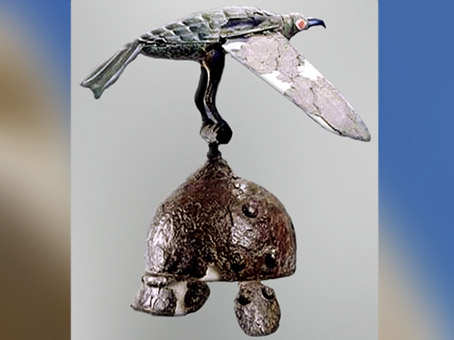 D'après un casque celte en fer, vautour en bronze, IV- IIIe siècle avjc, Roumanie, époque de La Tène, âge du Fer, art Celte. (Marsailly/Blogostelle)