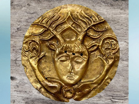 D'après le dieu celtique à bois de cerf, qui brandit deux triskèles, phalère en or, Ier siècle avjc, La Tène, âge du Fer, art Celte. (Marsailly/Blogostelle)