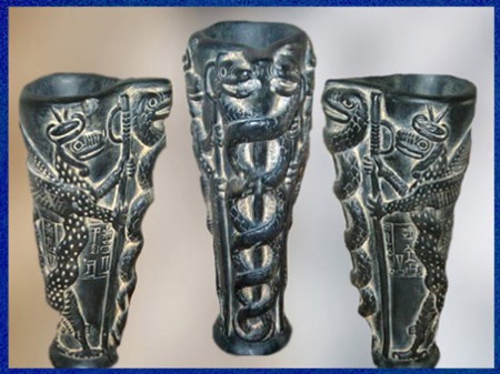 D’après un vase à libation, dédicace de Gudea à Ningishzida, stéatite, vers 2120 avjc, époque néo-sumérienne, antique Girsu, Tello, Irak actuel, Mésopotamie. (Marsailly/Blogostelle)