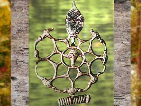 D'après une figure surnaturelle au centre d'un motif végétal, fibule ajourée, bronze et corail, Orainville, Picardie, IIIe siècle avjc, La Tène, Gaule celtique. (Marsailly/Blogostelle)