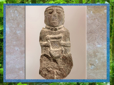 D'après la statuette à la lyre, Côtes-d'Armor, France, Ier siècle avjc, Gaule celtique. (Marsailly/Blogostelle)