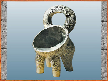 D'après un vase cultuel, terre cuite, motifs de spirales, Croatie, néolithique. (Marsailly/Blogostelle)