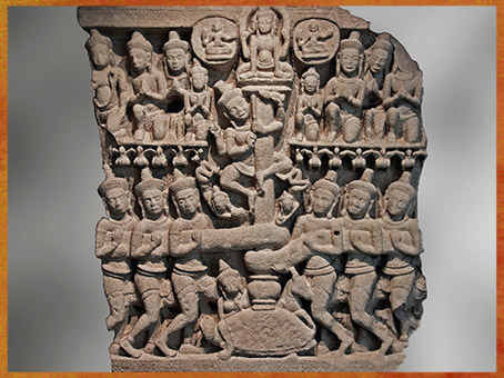 D’après Le Barattage de la Mer de Lait, sculpture, fragment de tympan, grès, XIIIe siècle, Cambodge, période médiévale. (Marsailly/Blogostelle)