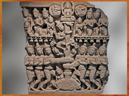 D’après Le Barattage de la Mer de Lait, sculpture, fragment de tympan, grès, XIIIe siècle, Cambodge, période médiévale. (Marsailly/Blogostelle)