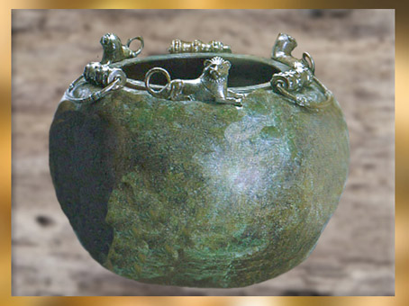 D'après le chaudron à motifs de lions, bronze, tombe celte du prince de Hochdorf, Stuttgart, Allemagne, Premier âge du Fer. (Marsailly/Blogostelle)