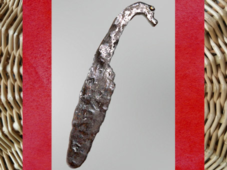 D'après un couteau en fer, à tête de cheval, Gaule celtique, âge du Fer, art Celte. (Marsailly/Blogostelle)