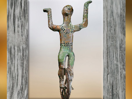 D'après un acrobate, bronze, décor du lit, tombe celte du prince de Hochdorf, Stuttgart, Allemagne, Premier âge du Fer. (Marsailly/Blogostelle)