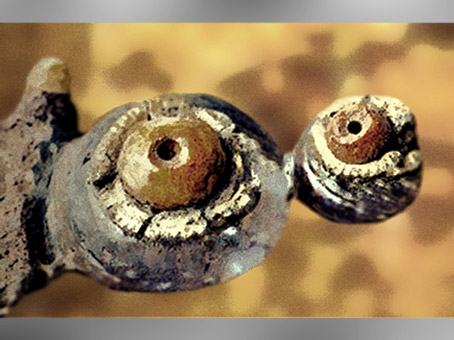 D'après une fibule en fer, corail et or, VIe siècle avjc, nécropole de Bucy-le-Long, Aisne, Gaule celtique. (Marsailly/Blogostelle)