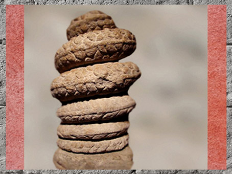 D'après le serpent mithriaque aux sept spires, culte de Mithra, Mithraeum de Bordeaux, IIIe siècle apjc, Gaule Romaine. (Marsailly/Blogostelle)