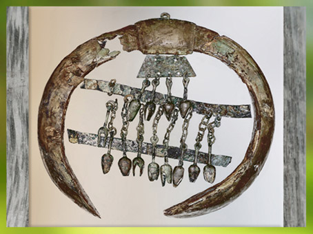 D'après une parure, défenses de sanglier et bronze, tombe celte de la Dame de Heuneburg, Allemagne, VIe siècle avjc, période de Hallstatt, Premier âge du Fer. (Marsailly/Blogostelle)