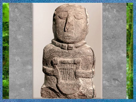 D'après la statuette à la lyre, sans doute en tailleur, Ier siècle avjc, Côtes-d'Armor, France, Gaule celtique. (Marsailly/Blogostelle)