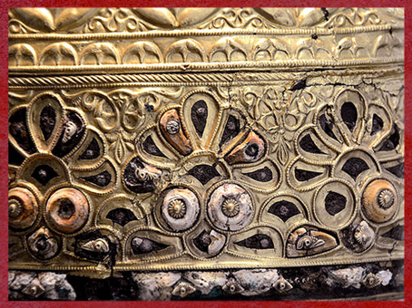 D'après le casque d'Agris, palmettes, or et corail, style végétal, IVe siècle avjc, La Tène, Charente, Gaule celtique, âge du Fer. (Marsailly/Blogostelle)