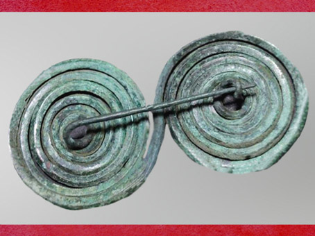 D'après une grande fibule en bronze, période de Hallstatt, premier âge du Fer. (Marsailly/Blogostelle)