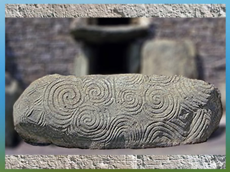 D’après des motifs de spirales, mégalithe, entrée du tumulus de Newgrange, vers 3200 avjc, IVe millénaire avjc, Irlande, néolithique. (Marsailly/Blogostelle)