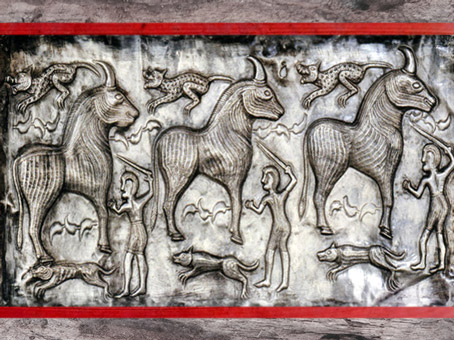 D'après une scène de chasse ou de sacrifice de bovidés, chaudron de Gundestrup, métal or et argent, Ier siècle avjc, Danemark, âge du Fer. (Marsailly/Blogostelle)