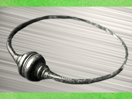 D’après un torque gaulois, à tampons en timbale, bronze, Picardie, France, Gaule celtique. (Marsailly/Blogostelle)