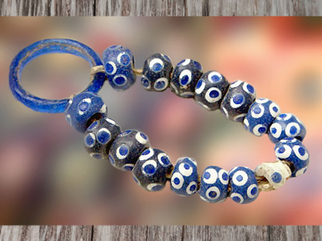 D'après un collier en perles de verre, Ve siècle avjc, La Tène, âge du Fer, art Celte. (Marsailly/Blogostelle