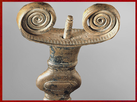 D'après une épée à antennes spiralées, bronze moulé, Xe siècle avjc, Neuchâtel, fin âge du Bronze-début âge du Fer. (Marsailly/Blogostelle)